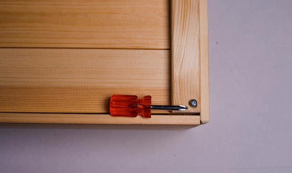 Dettaglio di un mobile in legno di rovere con venature a vista